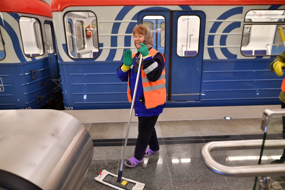 Несколько дней на закрытом участке метро рабочие проверяли эскалаторы, промывали тоннели и облицовку вестибюлей