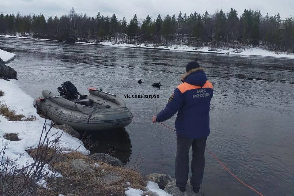 Пропавшего мужчину ищут водолазы. Фото: vk.com/szrpso