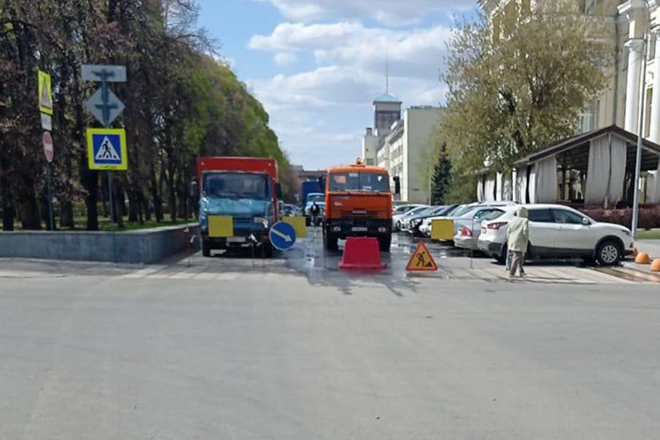 На место аварии приехала спецтехника. Фото: КДХ Челябинска