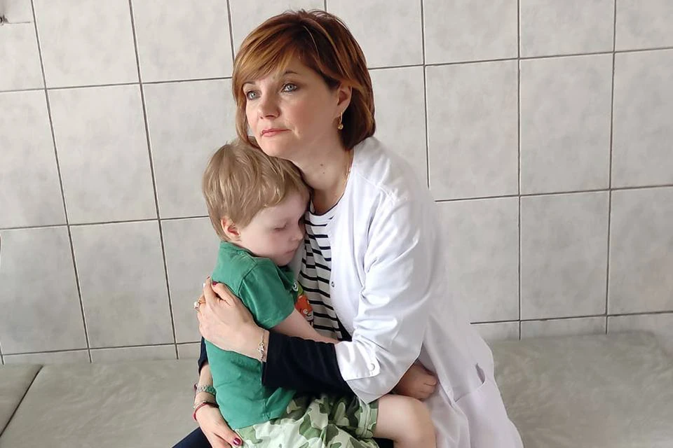 Один из спасенных малышей на руках у детского омбудсмена Мособласти Ксении Мишоновой