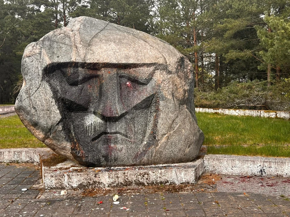 1 мая жители поселка Неринга, что на литовской части Куршской косы, обнаружили, что кто-то облил красным установленный здесь памятник бойцам 113-й стрелковой дивизии.