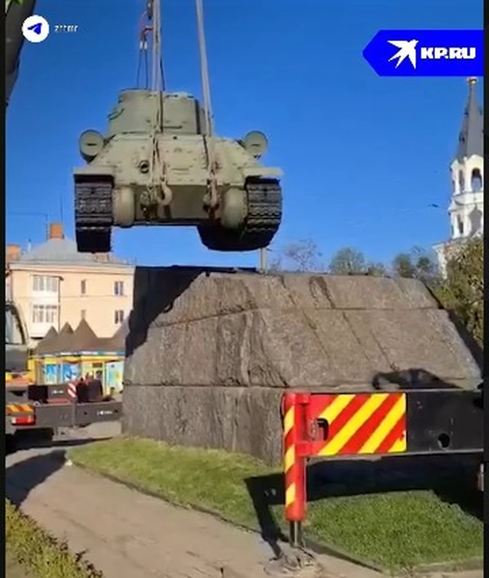 В Житомире с площади Победы убрали советский танк, фото: скрин с видео