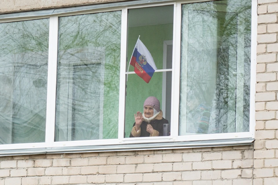 Для 97-летней женщины-ветерана устроили концерт с песнями военных лет. Фото: admkirov.ru