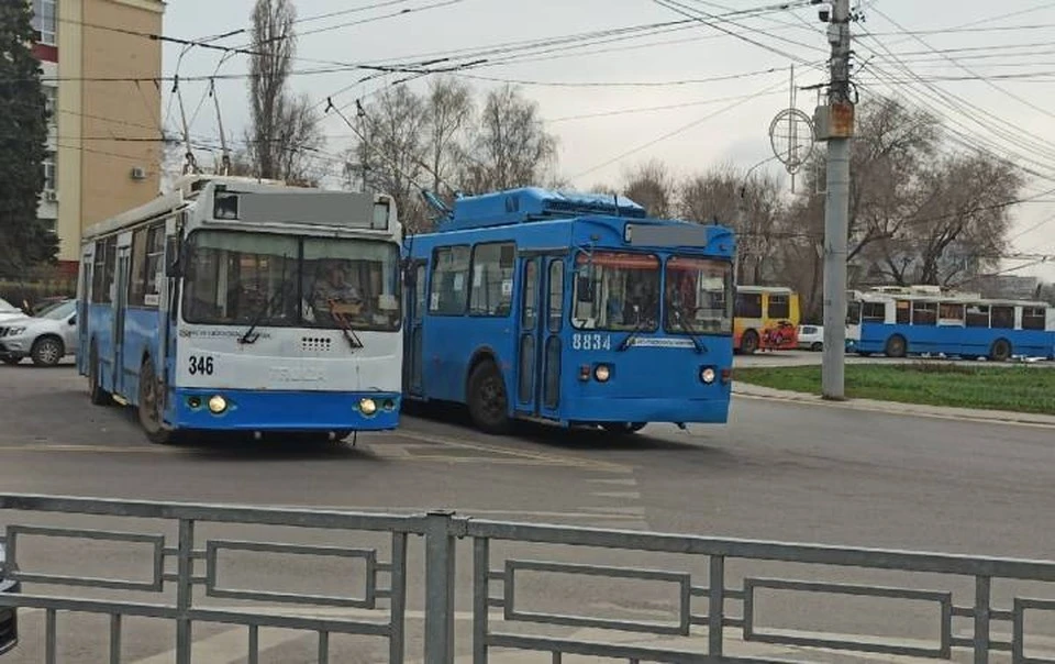 Троллейбусы не могут сильно маневрировать, поэтому любая авария на дороге может заставить их остановиться.