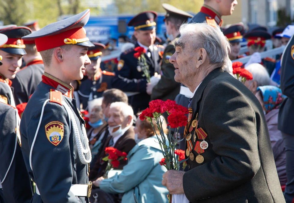 Все начнется с церемонии возложения цветов на Архангельском и Арском кладбищах, а также в парке Победы.