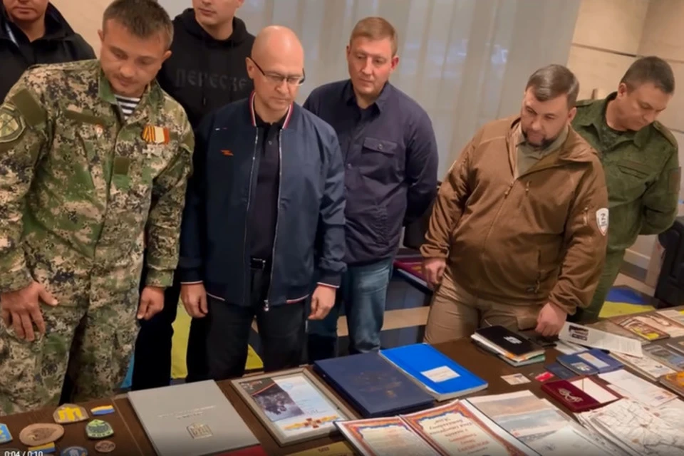 Сергею Кириенко показали символику украинских неонацистов. Фото: ТГ/Пушилин