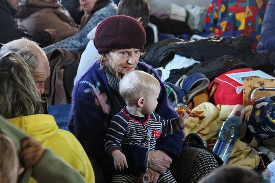 Сотни людей из Мариуполя ежедневно выходят в пункт оказания помощи в Безыменном. Фото: МЧС ДНР