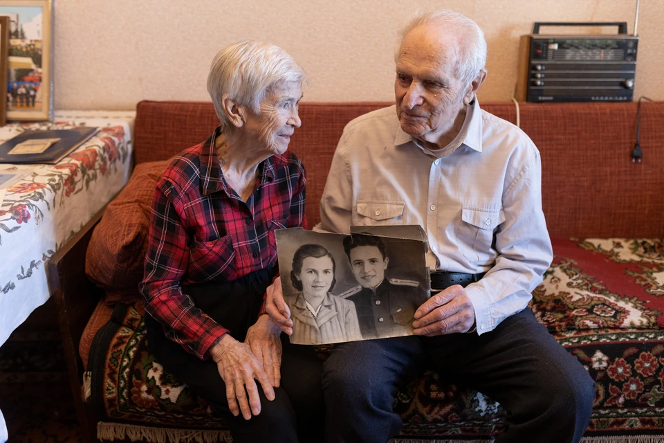 Фотографии в руках Абрама и Любови 72 года.