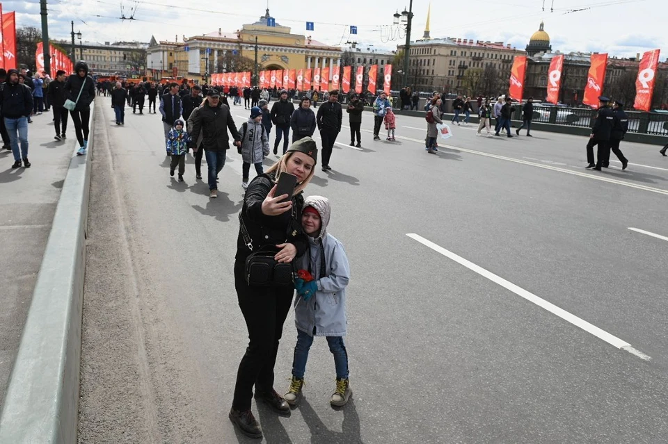 10 мая в петербурге. 9 Мая СПБ. День Победы в Питере. 9 Мая Невский проспект перекрыт. С праздником 9 мая.