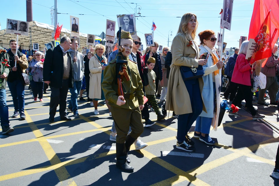 Мальчик в колонне "Бессмертного полка" в Калининграде.