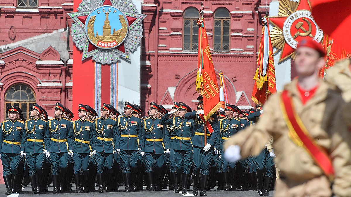 Солдат на параде в москве. Колонный на красной площади. Планка за парад на красной площади. Красная площадь во время парада. Что случилось с линейным на параде.