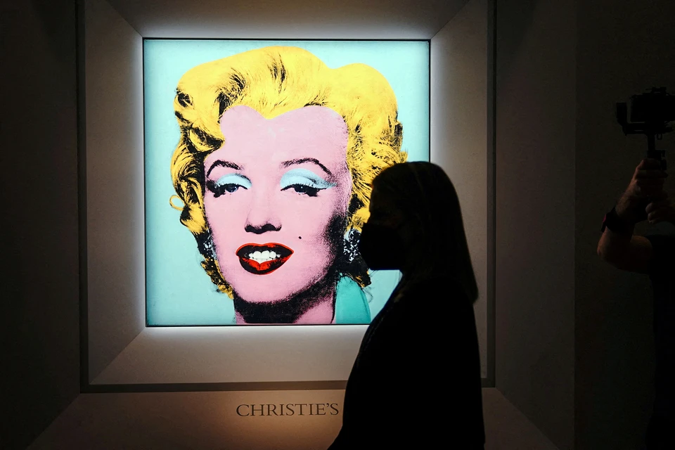 Работа Энди Уорхола Shot Sage Blue Marilyn была продана на аукционе за рекордные $195 млн.