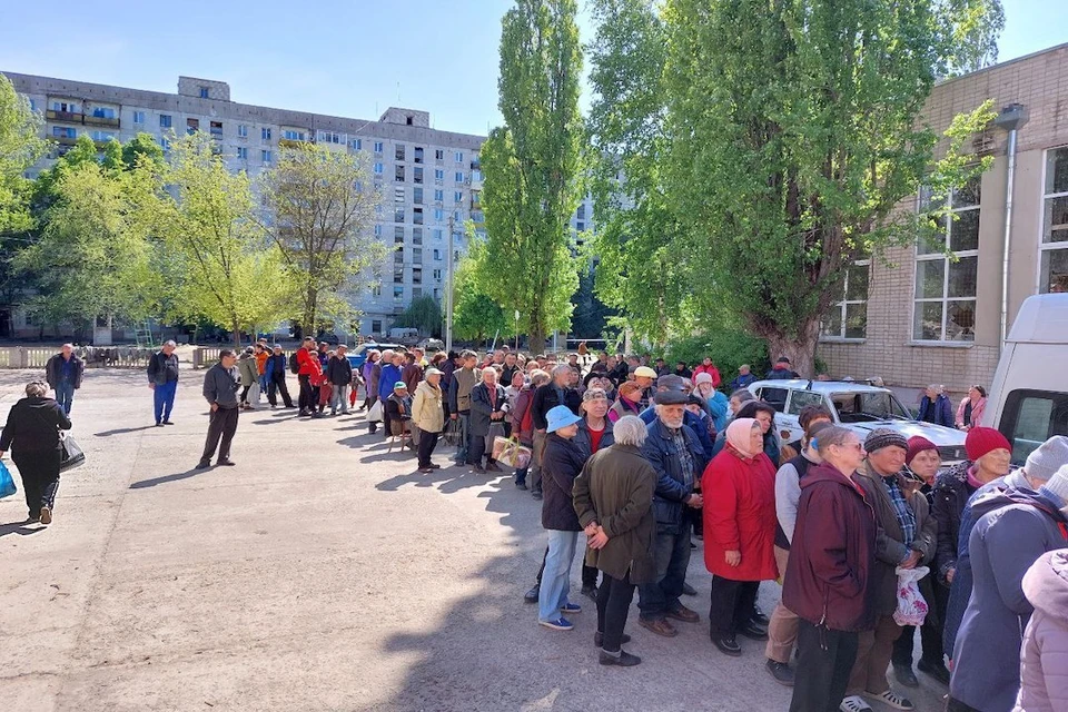 Жители поселка Рубежного стоят в очереди за гуманитарной помощью. Фото предоставлено МБОО «Пища Жизни».