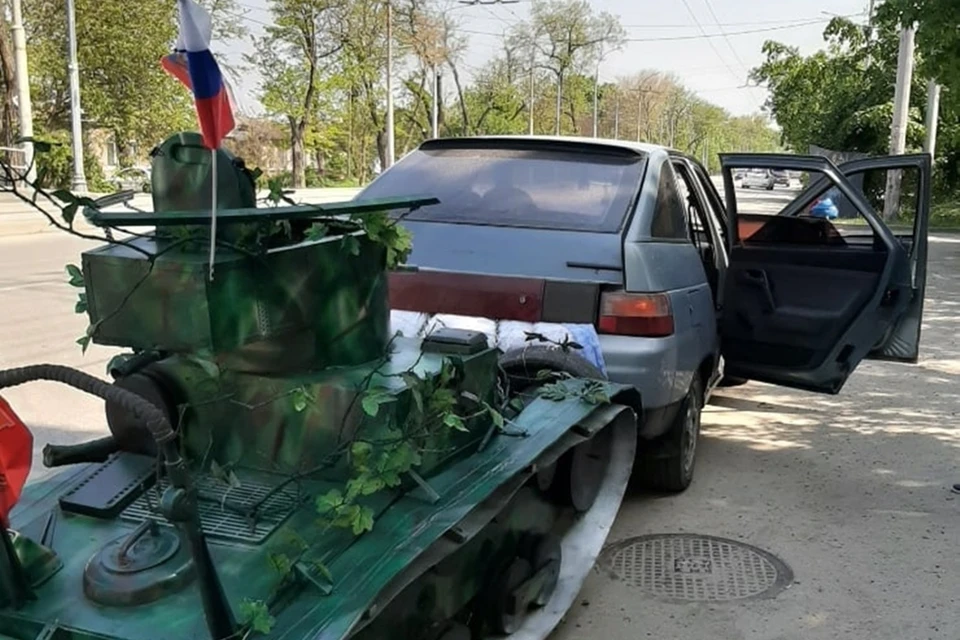 Таким образом мужчина хотел поздравить горожан с праздником. Фото: vk.com/taginfo.