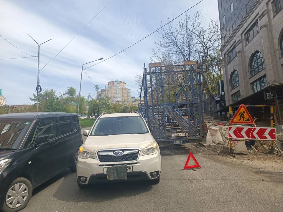 Авария заблокировала движение в обе стороны.