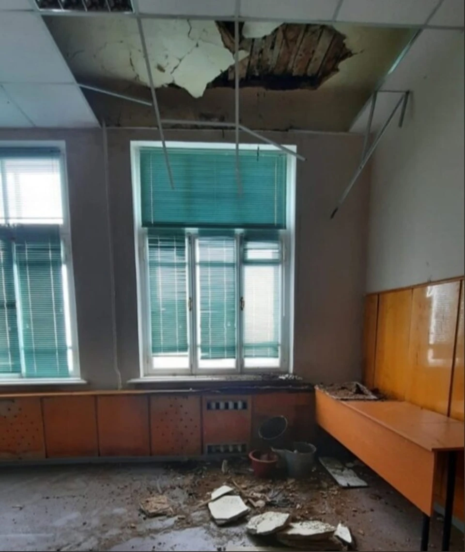 Потолки в аудиториях обрушились из-за влаги. Фото: пресс-служба Александра Хинштейна