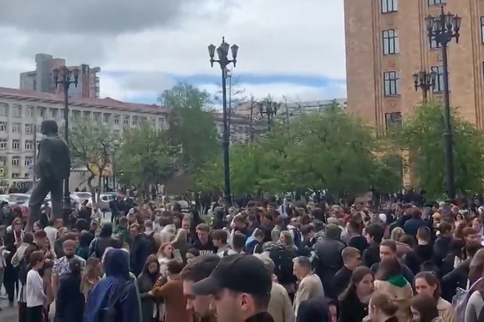 Студенты возле главного корпуа ЮУрГУ. Фото: vk.com/typical_chelyabinsk