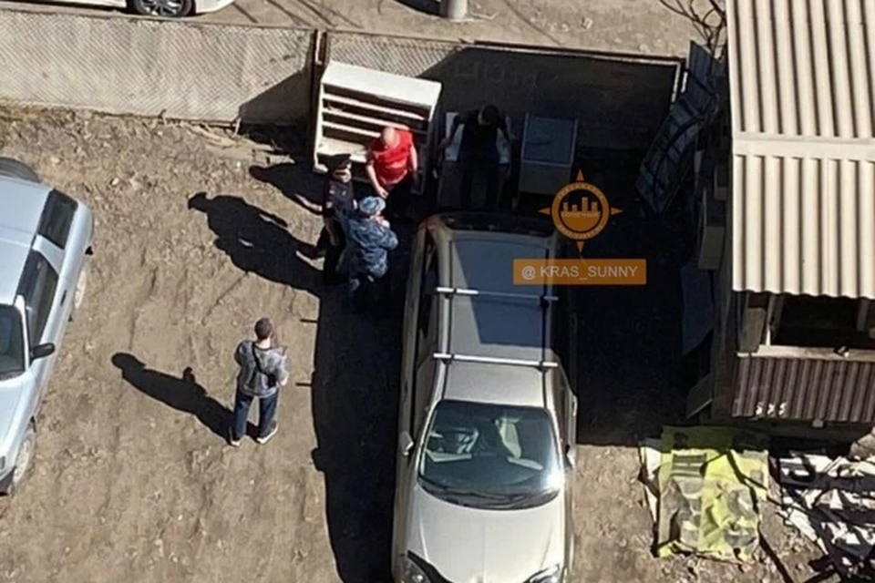 Красноярская полиция разбирается в конфликте со стрельбой на автостоянке. Фото: «Наш мкр. Солнечный»