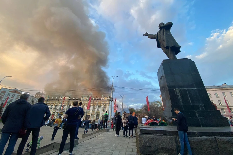 Заброшенное здание горит во дворе ТЮЗа в Иркутске