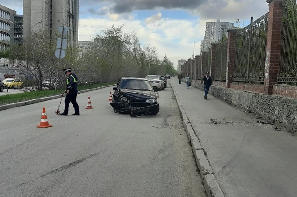 Девочка ехала на самокате по тротуару Фото: ГИБДД Екатеринбурга