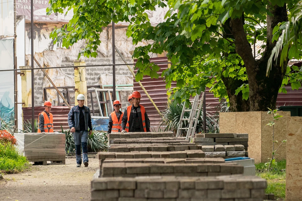 Алексей Копайгородский посетил сквер Бестужева. Фото: администрация Сочи.