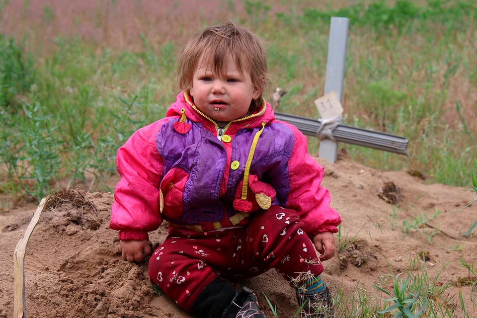 Маленькая Таня на могиле своего отца в городе Рубежном.