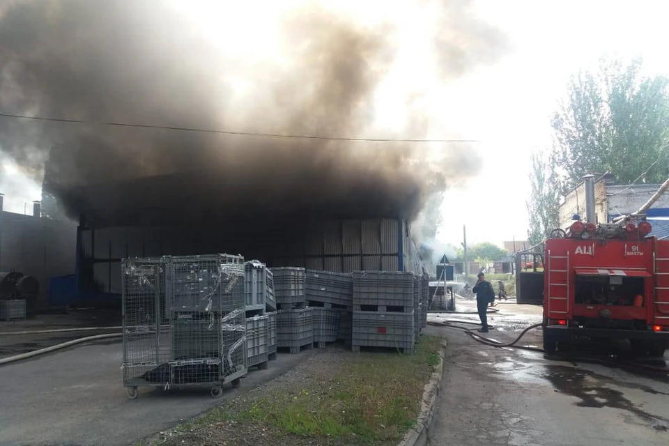 В считанные минуты пожар охватил 450 квадратных метров предприятия. Фото: ГУ МЧС по Ростовской области