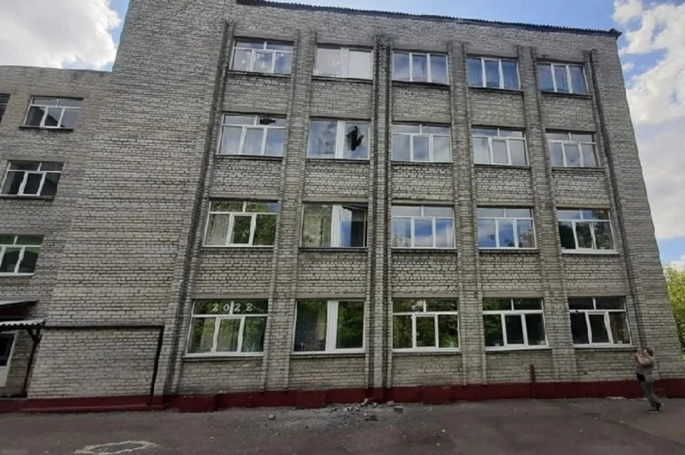 Украинские каратели нанесли удар по школе № 114. Фото: телеграм-канал Алексея Кулемзина