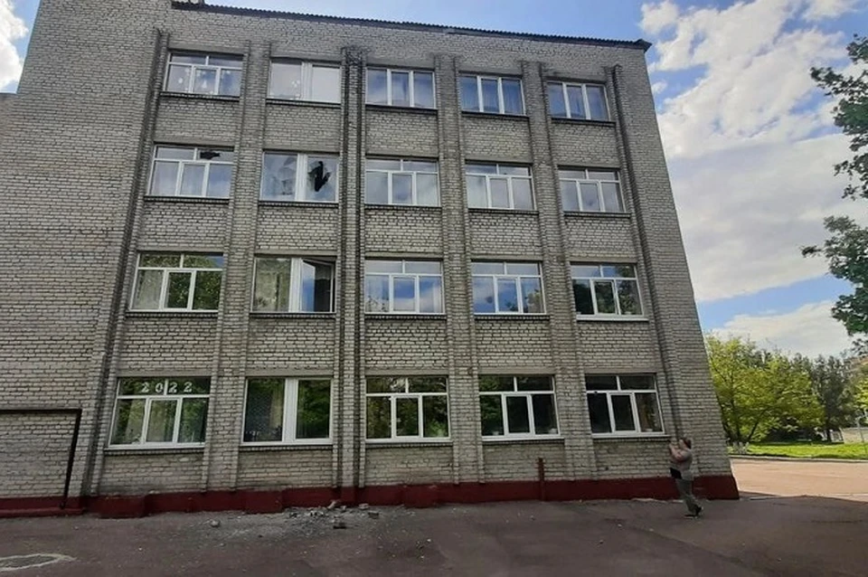 ВФУ продолжают бить по жилым кварталам (на фото последствия обстрела школы в Петровском районе Донецка). Фото: Администрация Донецка