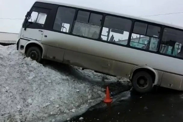 На Таймыре неубранный сугроб спас жизнь пассажирам потерявшего управление автобуса