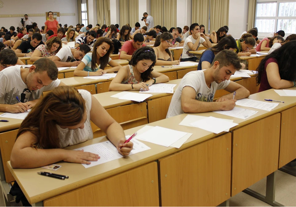 После школы пора всевозможных экзаменов только начинается. Фото: espanarusa.com