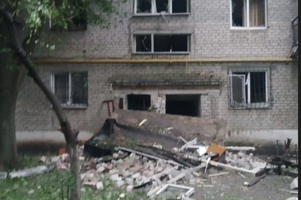 Последствия прямого попадания в жилой дом по проспекту Кремлевскому. Фото: ТГ/Кулемзин