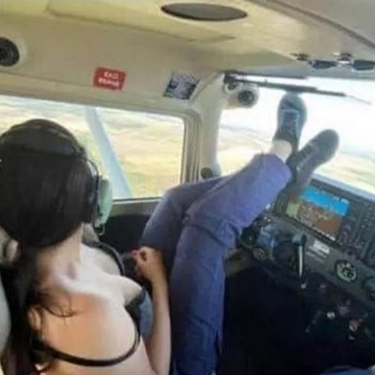 Пилот самолета устроил групповой секс с сногсшибательными стюардессами.