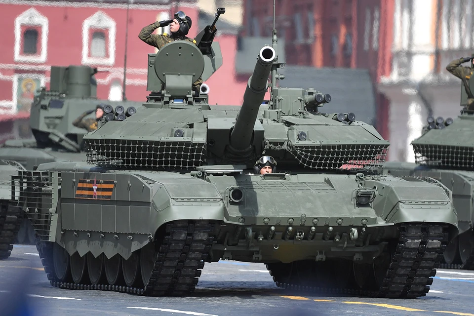 Танки Т-90М "Прорыв" во время парада на Красной площади.