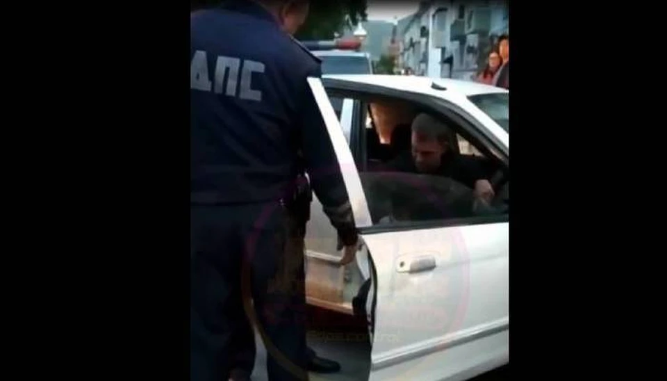 В Приморье пьяный водитель протаранил припаркованные во дворе машины. Фото: Telegram-канал dps.control.