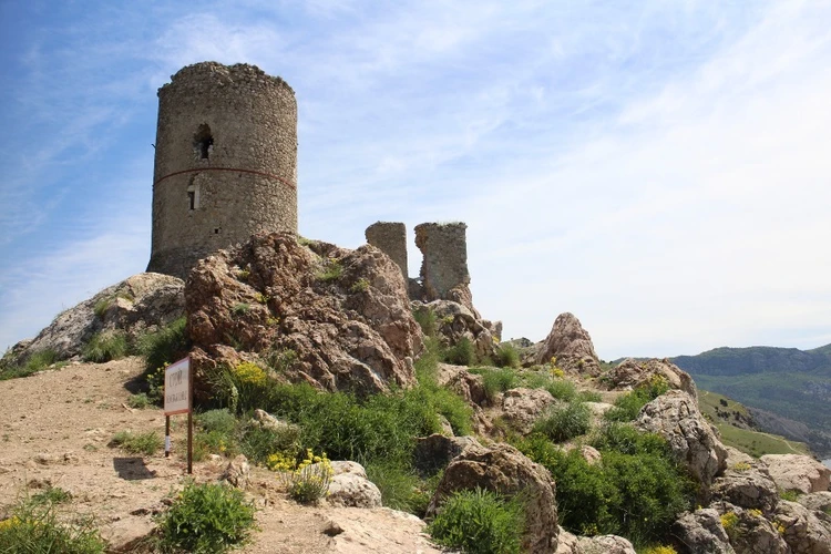 Появились 10 красивых фото крепости Чембало Балаклавы в мае 2022