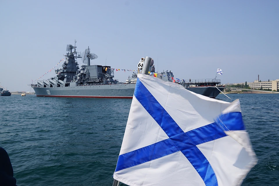 На кораблях флота подняли Андреевский флаг. Фото: Алексей БЕЛЯНЧЕВ.