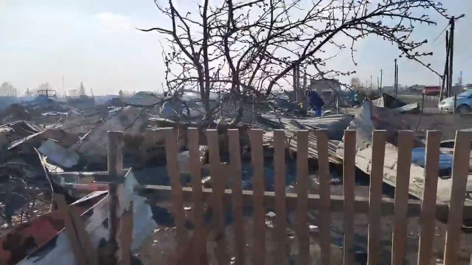 Скриншот видео погорельцев из Называевска.