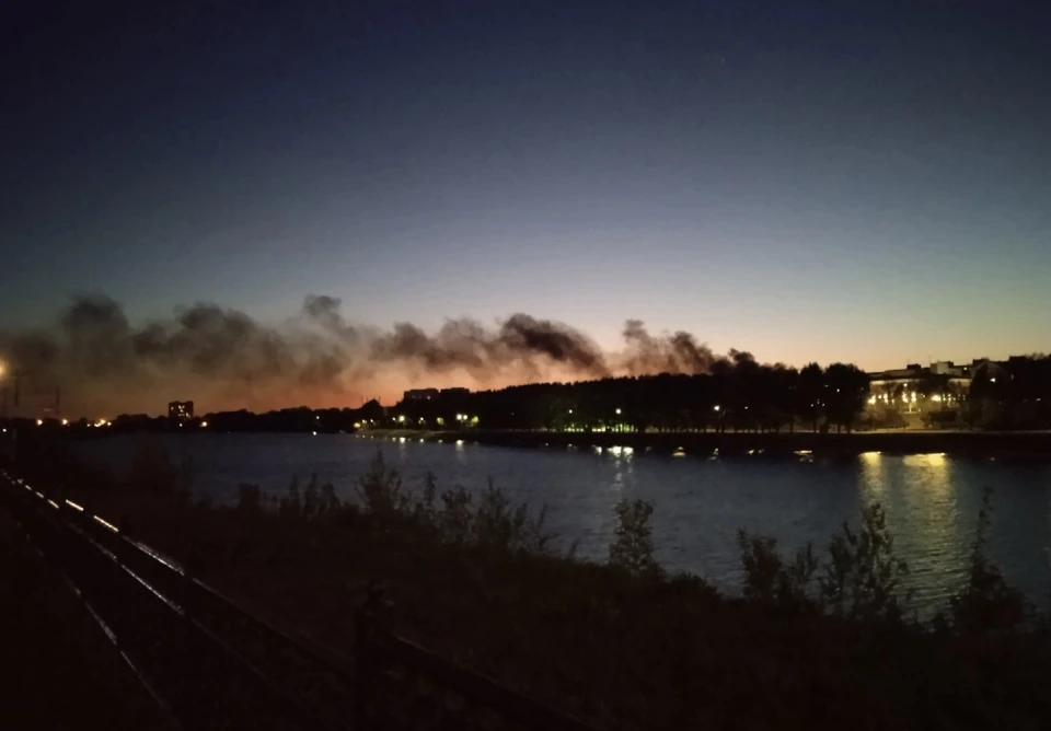 Пожар хорошо виден с другого берега Волги в Твери.