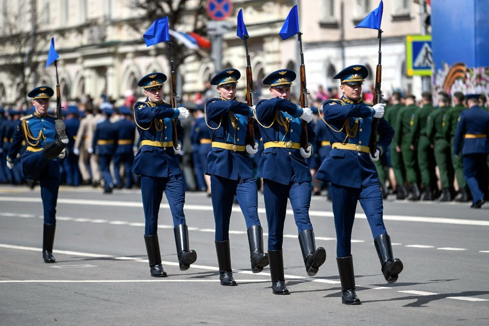 Контрактники несут различную службу.