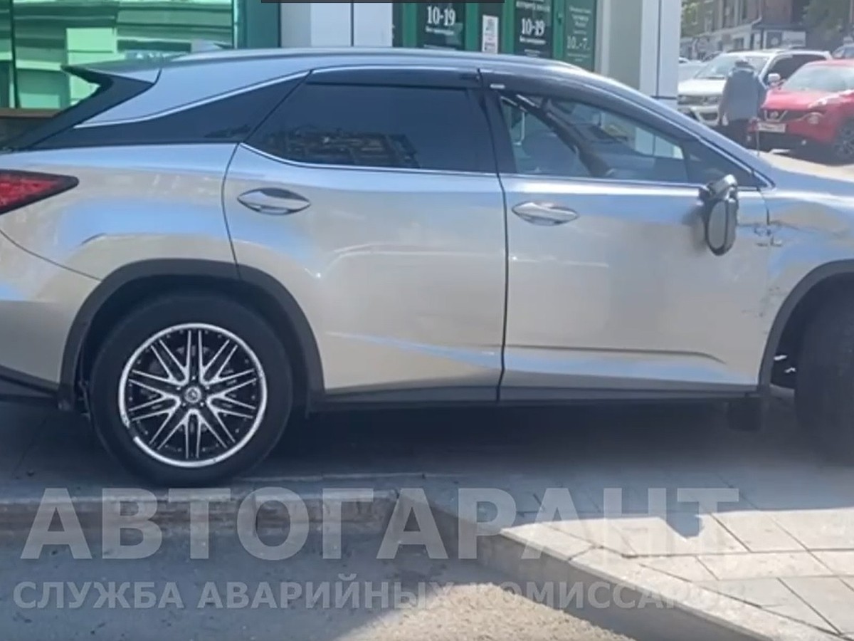 Неуправляемый Lexus без водителя сбил двух пешеходов в центре Владивостока  - KP.RU