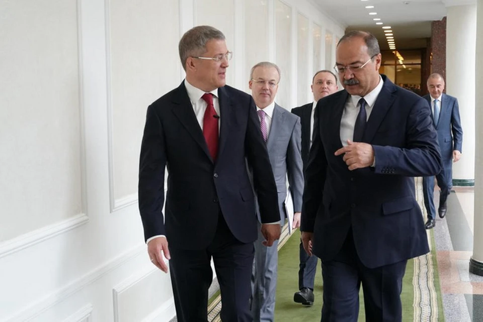 На фото: Радий Хабиров встречается с премьер-министром Узбекистана Абдуллой Ариповым (справа)