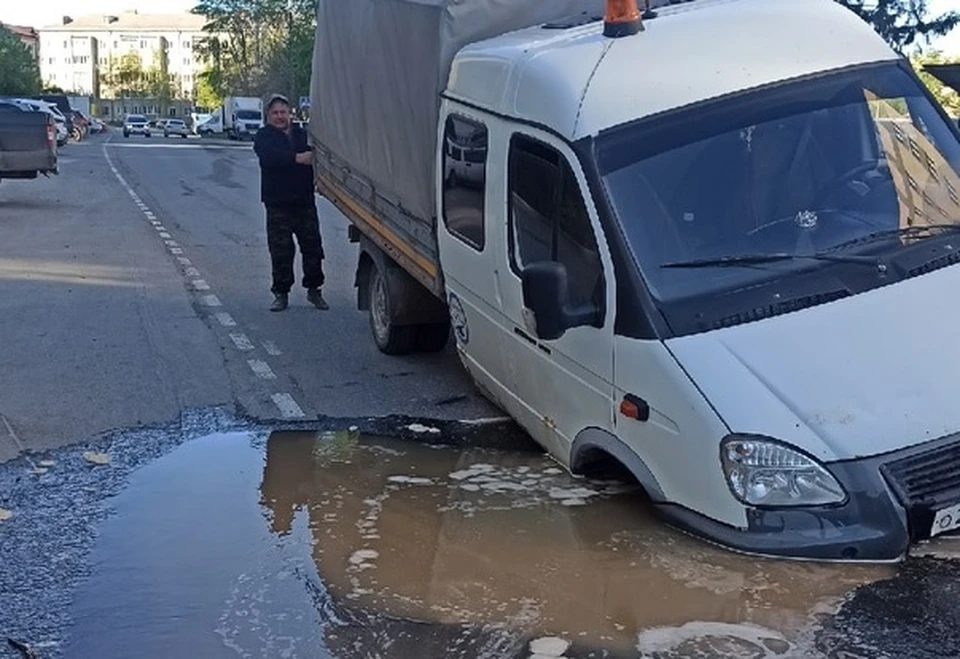 В Тюмени «Газель» провалилась в коллектор.