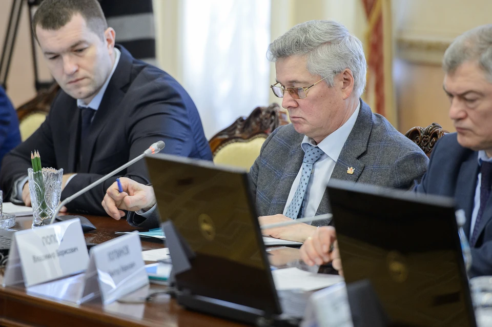 Владимир Попов (в центре) с каждым годом все увеличивает свои доходы.