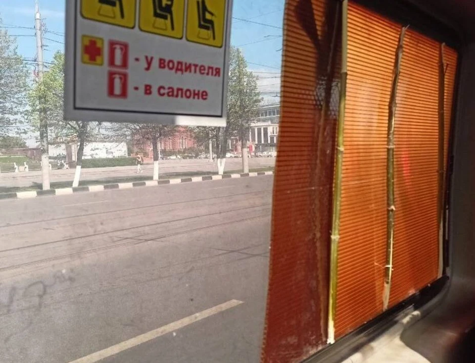 В Туле по маршруту №58 ходит автобус с доской и ветками вместо оконного стекла