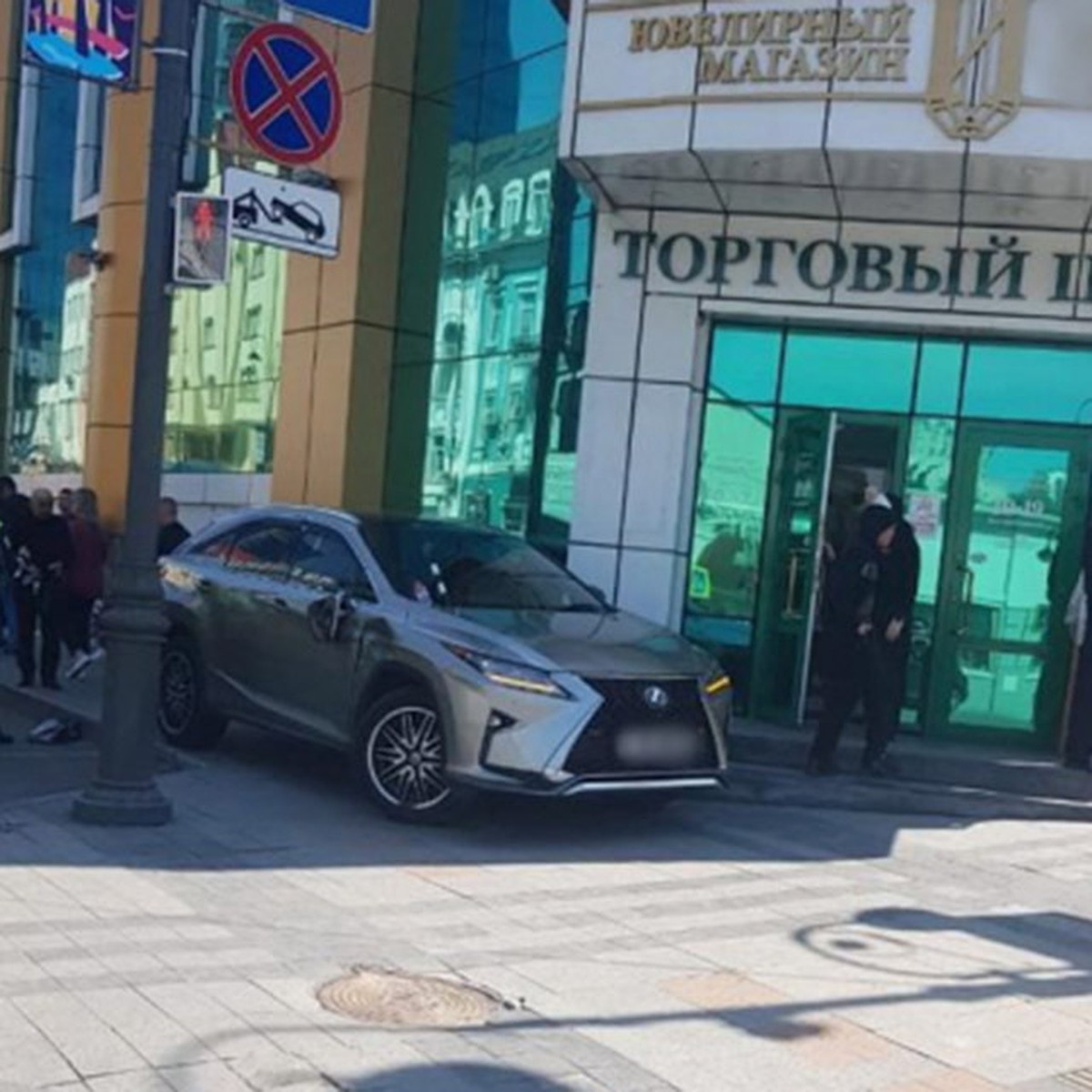 Во Владивостоке хозяйке неуправляемого автомобиля Lexus грозит несколько  штрафов - KP.RU