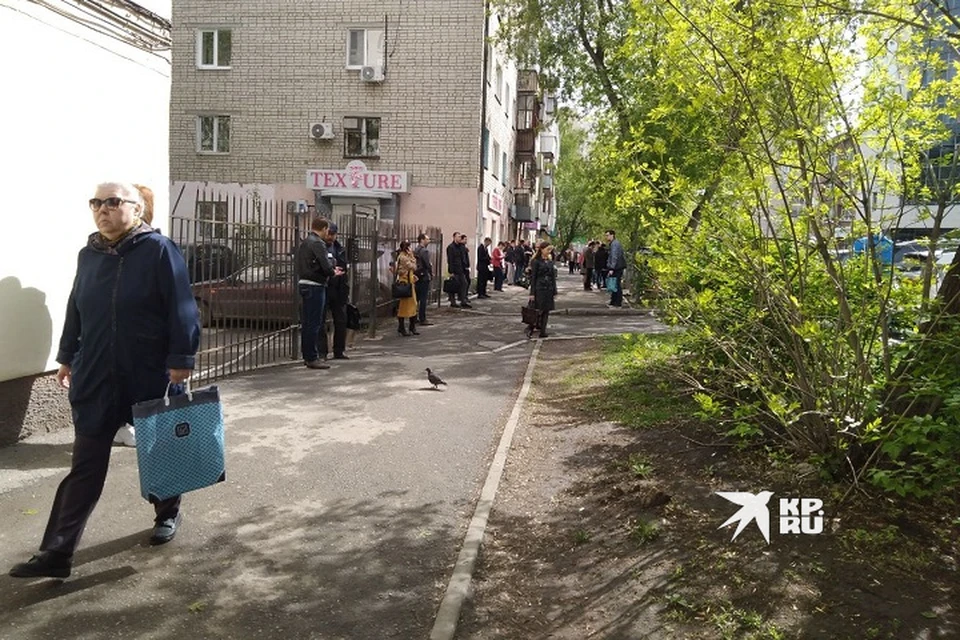 Толпа людей стоит на улице перед зданием. Фото: читатель «КП-Екатеринбург»