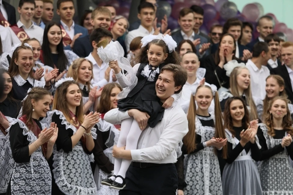 Более 1500 молодых майкопчан в этом году заканчивают девятый класс, около 700 - одиннадцатый