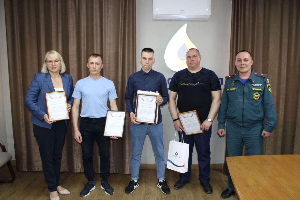 В Тюмени наградили мужчин, которые бросились тушить автомобиль в центре города.
