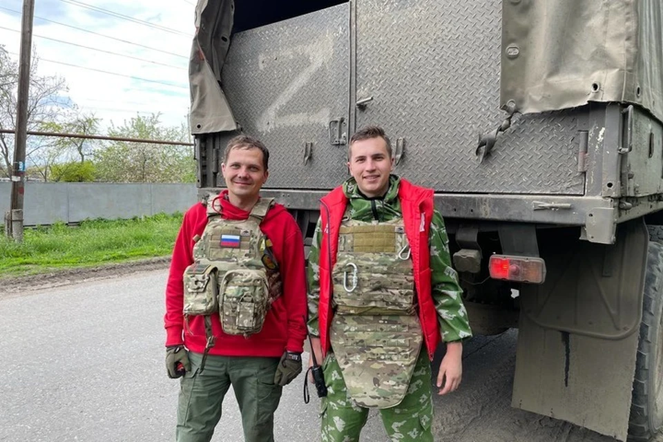 23-летний Олег Ладыков (справа) в качестве волонтера уже побывал в Мариуполе, Иловайске и Рубежном. Фото: @ladykov_oa